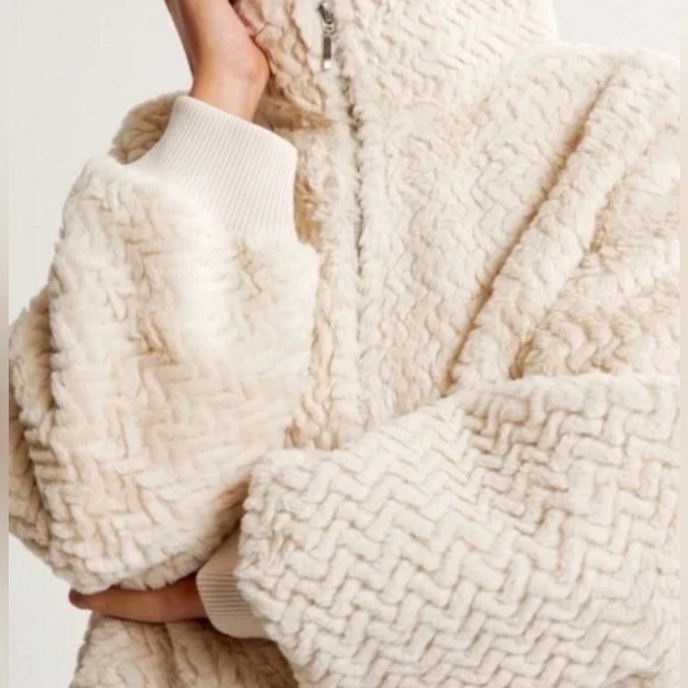 Abercrombie & Fitch Cream Textured Chevron Faux Fur Teddy Bomber Jacket S Small - Picture 3 of 10